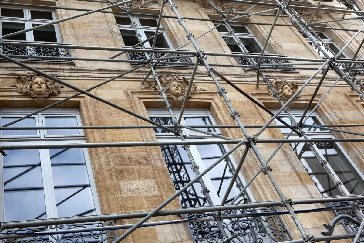 Schelă metalică montată pe o fațadă